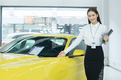 汽車(chē)銷(xiāo)售服務(wù)人員介紹汽車(chē)