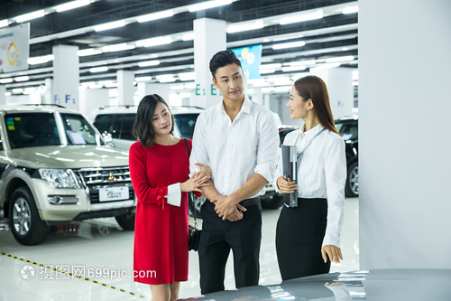 銷售人員給夫妻介紹車型